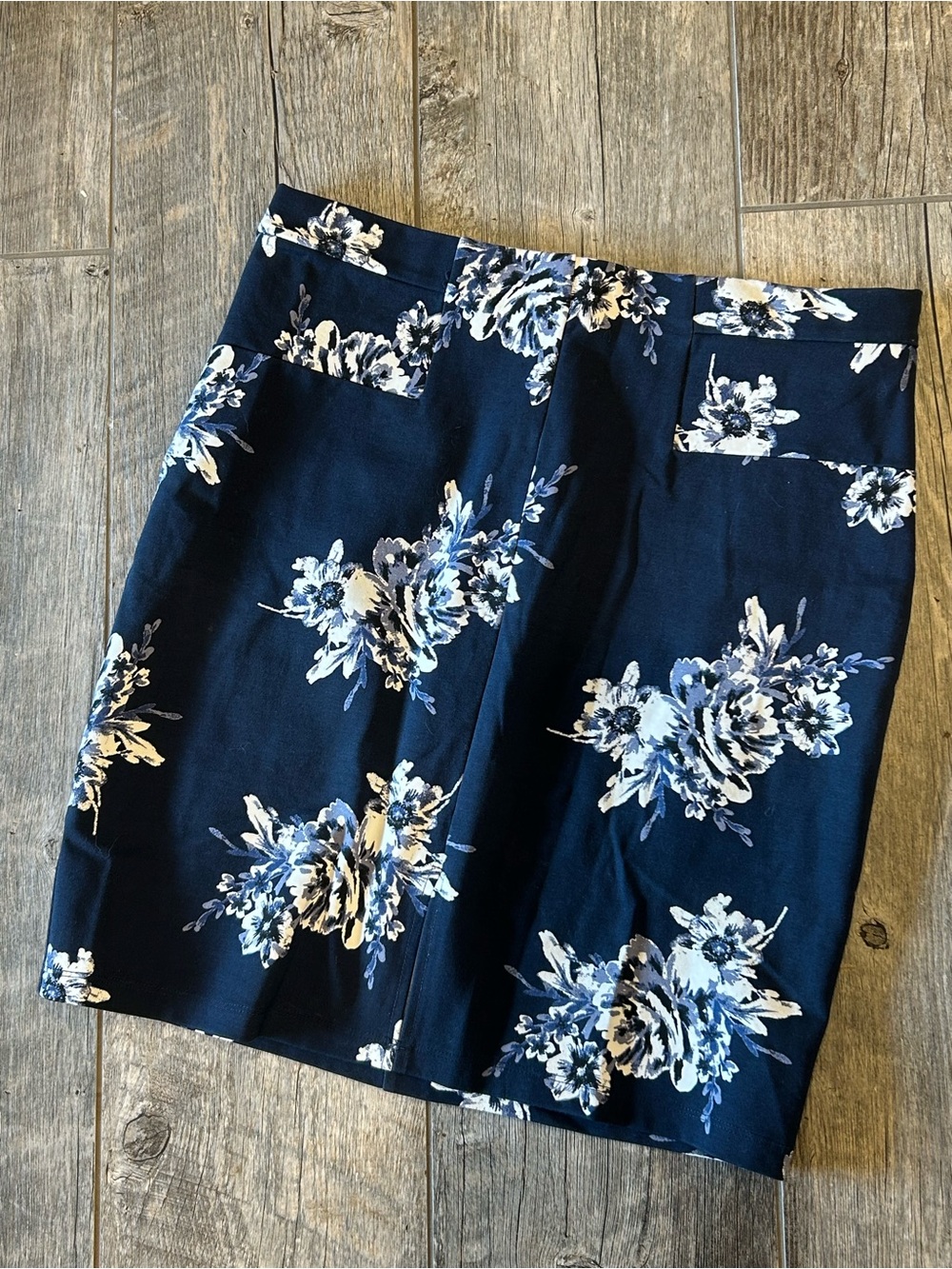 Simply styled Navy Floral mini Pencil Skirt size large